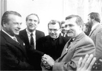 gen. Kiszczak szef SB odpowiedzialny za zabójstwo księdza Popiełuszki z Lechem Wałęsą
(TW Bolek)