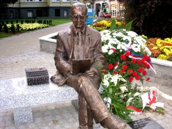 Rzeźba upamiętniająca Mariana Rejewskiego w jego rodzinnym mieście Bydgoszczy, odsłonięta w
stulecie jego urodzin (2005)